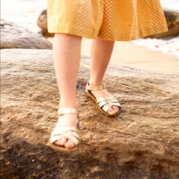 👧🏻NWT Salt Water sandals in gold - Picture 3 of 16